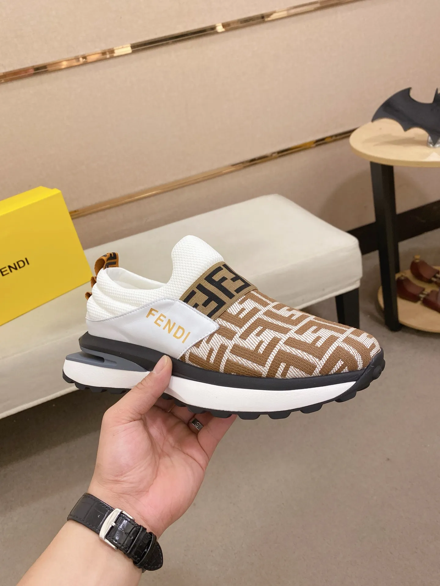 Men's shoes 💰 462💰 (FENDI) New style 👊🏻 upper 🇮🇹 imported cowhide fabric 🇩🇪 lining imported sheepskin lining. The original outsole is molded to highlight the identity of every man, and the upper foot is stable and stable🚶🏻🚶🏻The high-end custom counters reproduce the original version📯No matter the wind or rain, the shoe last remains unchanged and can withstand the verification of time🔍️,🔵 Size: 38-44 (45 is custom-made and cannot be returned or exchanged